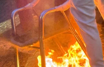 Ditë armëpushimi/ Molotovi i parë shpërtheu në ora 18:00! Protestuesit ngrohen me flakët e karriges së dialogut dhe ftojnë kryeministrin: “Hajde tani!”