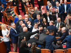 Kuvendi kthehet në arenë përplasjesh! Noka sulmon Ballën e Peleshin, deputeti i PD godet ish-ministrin Hoxha në kokë (Video)