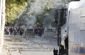 (Video) 8 të lënduar nga protesta përfundojnë në spital! Mes tyre një deputet i PD, dy gazetarë dhe një polic
