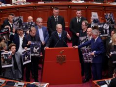 “Këta meritojnë plumba gome!” Berisha sulmon socialistët nga foltorja, Peleshi e ndëshkon: S’keni më të drejtë fjale!