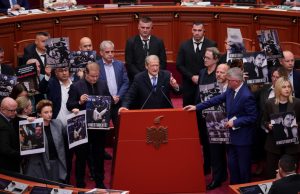 “Këta meritojnë plumba gome!” Berisha sulmon socialistët nga foltorja, Peleshi e ndëshkon: S’keni më të drejtë fjale!