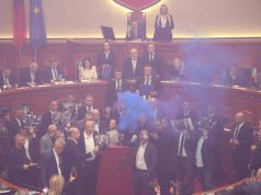 VIDEO/ Kaos me flakadanë në Kuvend, opozita hedh sende drejt Ramës! Miratohet me 84 vota ligji për Bankën e Shqipërisë