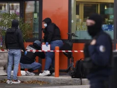 Terror pranë Parisit, sulmuesi qëllon nga makina! Një i vrarë, 5 të plagosur, mes tyre një vajzë 12-vjeçare me 8 plumba në trup