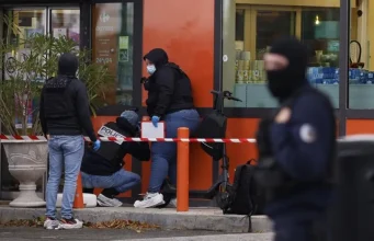 Terror pranë Parisit, sulmuesi qëllon nga makina! Një i vrarë, 5 të plagosur, mes tyre një vajzë 12-vjeçare me 8 plumba në trup