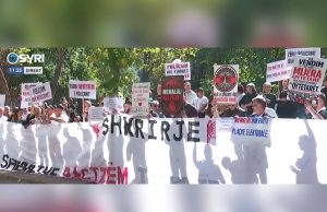 Protesta zhvendoset në Tiranë/ Banorët para Kuvendit: Mos na shkrini bashkitë!