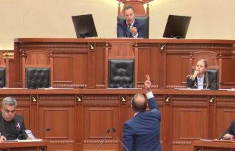 Përplasje Bardhi-Peleshi në Kuvend për kohën e fjalës: “Mos më provokoni” – “Ua tregoj unë rregulloren”