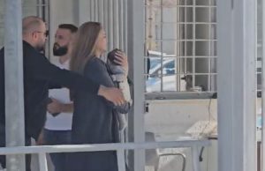 Me foshnjën në krah, Ajola Xoxa shkon në burgun e Fierit për të takuar Erion Veliajn