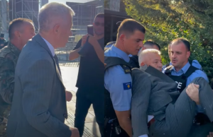 Hodhën deputetin përtej kangjellave të Kuvendit të Kosovës, burg për dy protestuesit