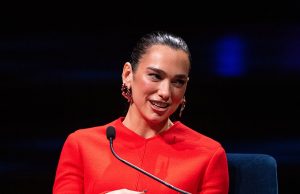 Dua Lipa pushton Londrën me Chanel dhe Prada! “Vogue” i kushton vëmendje stilit të këngëtares shqiptare dhe pasionit të saj për librat