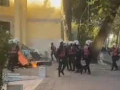 Protesta përfshin edhe Ministrinë e Ekonomisë! Gurë e tulla drejt policisë, tensione pranë Ministrisë së Brendshme