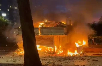 12 orë dhunë dhe shkatërrim në Tiranë, digjen biznese e sulmohen banka! 26 të lënduar nga protesta