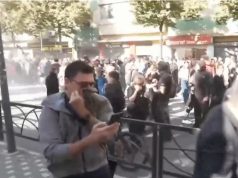 Kaos dhe përplasje te Ministria e Arsimit, protestuesit thyejnë xhamat, policia ndërhyn me gaz lotsjellës dhe ujë