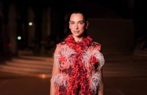 Dua Lipa mahnit në Paris/ Ylli shqiptar shkëlqen në sfilatën e Chanel me fustanin e mbuluar me lule dhe pupla