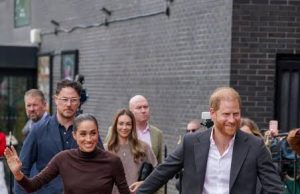 Harry dhe Meghan rikthehen në Britani, vizita e tyre ngjan me një angazhim mbretëror! Familja mbretërore e shqetësuar
