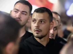 Djali i Hashim Thaçit shpërthen pas përplasjeve në Prishtinë: “Pabesi që nuk do të harrohet”