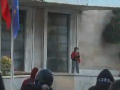 Protesta mbërrin te Kryeministria! Goditet godina me gurë, policia ndërhyn me gaz lotsjellës
