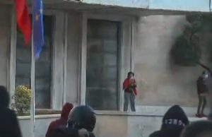 Protesta mbërrin te Kryeministria! Goditet godina me gurë, policia ndërhyn me gaz lotsjellës