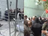 Tensione pranë Kuvendit! Protestuesit shembin gardhin metalik, përballen me forcat e FNSH-së