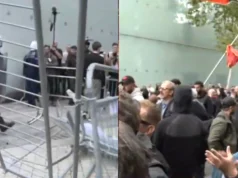 Tensione pranë Kuvendit! Protestuesit shembin gardhin metalik, përballen me forcat e FNSH-së