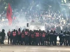 Nga përqafimet te flakët! Rikthehet dhuna në Tiranë, digjet makina pranë Kryeministrisë, 15 të lënduar