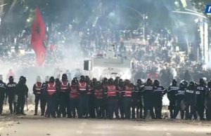Nga përqafimet te flakët! Rikthehet dhuna në Tiranë, digjet makina pranë Kryeministrisë, 15 të lënduar