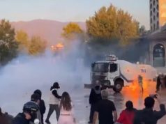Tirana në kaos, protestuesit sulmojnë me molotovë autobotët e policisë! Efektivët tërhiqen pas përplasjeve