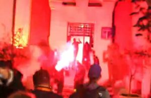 Nuk ndalen studentët! Pas Ministrisë së Arsimit, shpërthejnë derën e Bashkisë së Tiranës dhe futen brenda dhe i vënë flakën