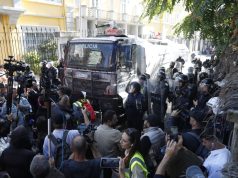 Tensione te Ministria e Arsimit! Policia përdor ujë dhe gaz lotsjellës për të zmbrapsur studentët dhe pedagogët