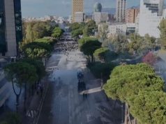 Kaos në Tiranë! Policia shpërndan protestuesit me ujë e gaz lotsjellës, raportohet për plumba gome! Përplasjet zhvendosen te Parku Rinia (Video)