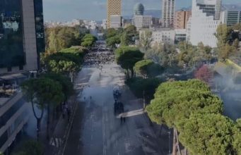 Kaos në Tiranë! Policia shpërndan protestuesit me ujë e gaz lotsjellës, raportohet për plumba gome! Përplasjet zhvendosen te Parku Rinia (Video)