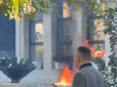 Protesta përshkallëzohet në Laç, molotov drejt Bashkisë Kurbin! Flakë në pjesën e jashtme të godinës