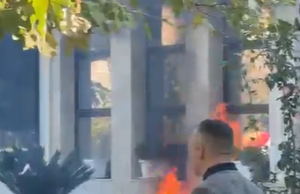Protesta përshkallëzohet në Laç, molotov drejt Bashkisë Kurbin! Flakë në pjesën e jashtme të godinës