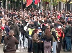 Nuk tërhiqen studentët! Dita e 13-të e protestës kundër Ramës, të rinjtë rikthehen para Ministrisë së Arsimit edhe pas përplasjeve të dhunshme