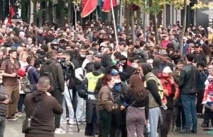 Nuk tërhiqen studentët! Dita e 13-të e protestës kundër Ramës, të rinjtë rikthehen para Ministrisë së Arsimit edhe pas përplasjeve të dhunshme