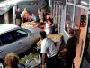 Makina përfundon mes tavolinave të një taverne në Selanik, arrestohet 45-vjeçari shqiptar