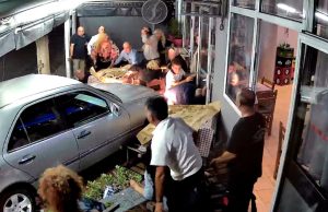 Makina përfundon mes tavolinave të një taverne në Selanik, arrestohet 45-vjeçari shqiptar