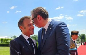 “Si e dinte Macron 6 ditë më parë?”/ Avokati i Thaçit publikon videon e Vuçiçit dhe ngre dyshime për vendimin e Speciales