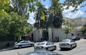Sulm terrorist pranë Ambasadës së Izraelit në Beograd! Sulmuesi vritet nga policia, Serbia shpall alarmin maksimal të sigurisë