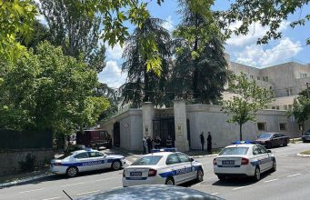 Sulm terrorist pranë Ambasadës së Izraelit në Beograd! Sulmuesi vritet nga policia, Serbia shpall alarmin maksimal të sigurisë
