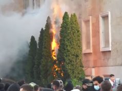 Video/ Molotovë drejt Kryeministrisë, thyhet dera dhe ndizet zjarr te Kryesia e Kuvendit