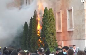 Video/ Molotovë drejt Kryeministrisë, thyhet dera dhe ndizet zjarr te Kryesia e Kuvendit
